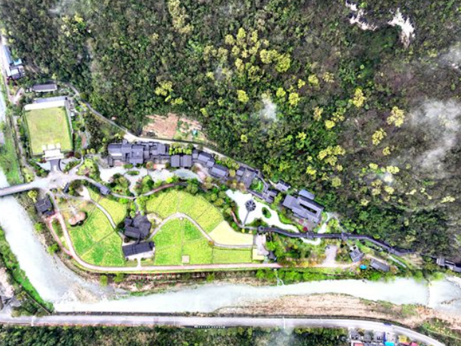 张家界黄龙洞景区：雨后晴光映云海 春意盎然醉游人