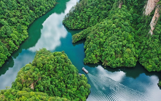 宝峰湖-游船相对较近.jpg 宝峰湖-游船相对较近.jpg