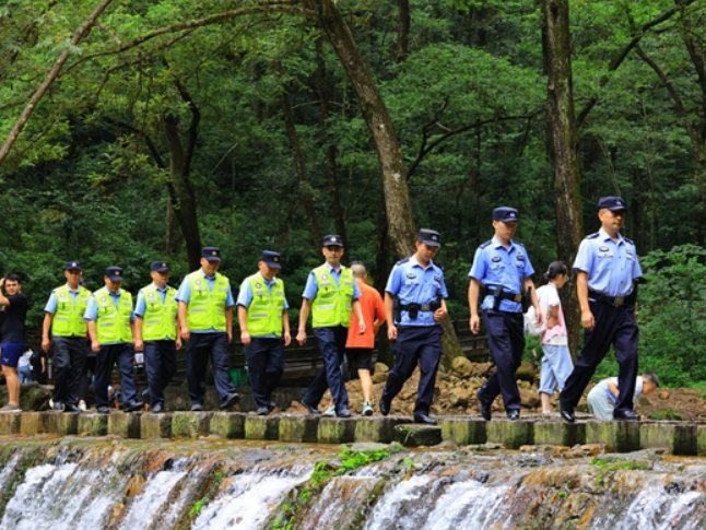 张家界武陵源：首批生态义警上岗 守护世界自然遗产
