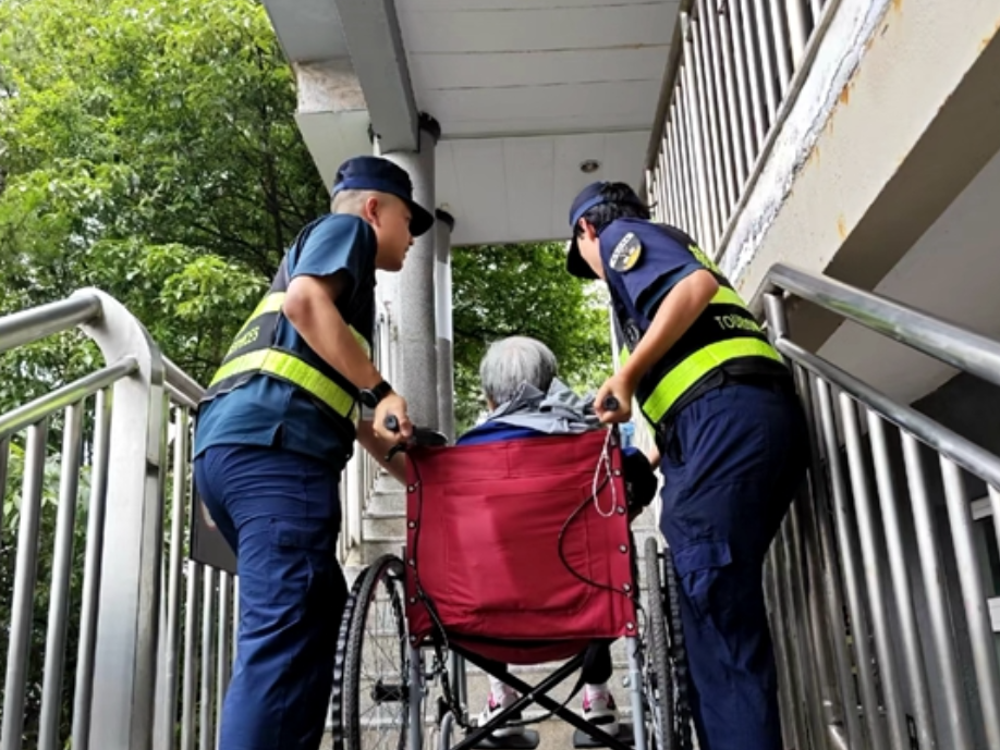 山水有爱 步步“无碍”！ 张家界国家森林公园暖心服务助75岁老人圆梦奇峰秀水