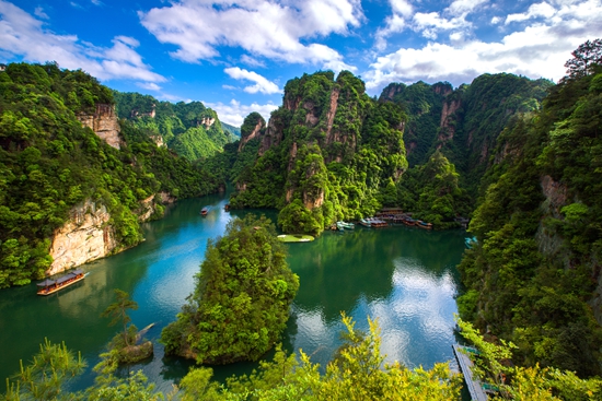 湖光山色--宝峰湖 张雪琴.jpg