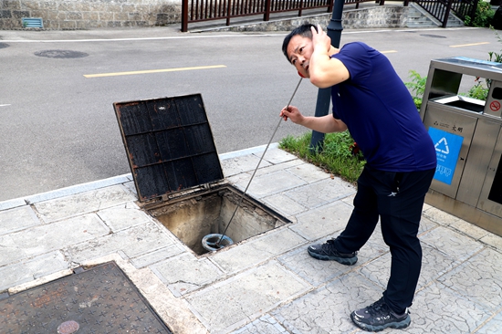 袁晖利用简单的工具检查水泵.JPG