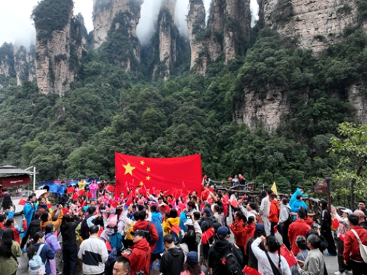 张家界武陵源：中外游客载歌载舞欢度国庆