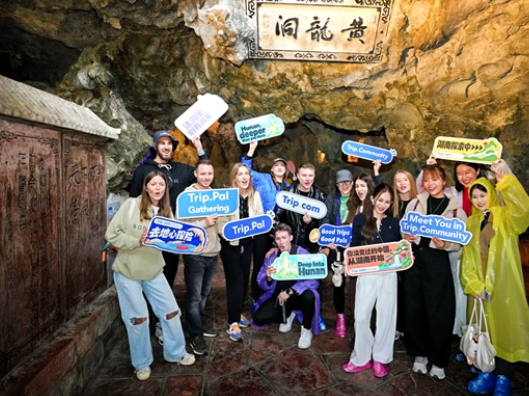 国际网红达人团开启张家界采风之旅 首站探秘黄龙洞地下奇观