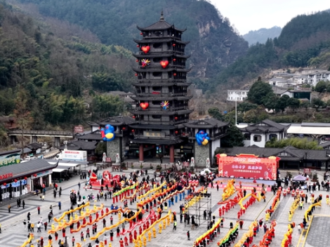 张家界武陵源：龙舞峰林庆马年 民俗欢歌年味浓