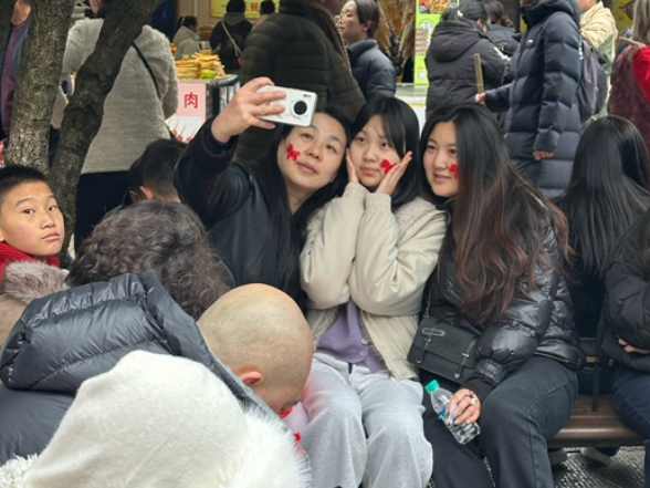 袁家界景区新春送福字贴纸 暖心服务迎八方游客