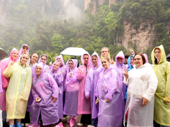 俄罗斯民间艺术家走进张家界 奇峰云海惊艳众人