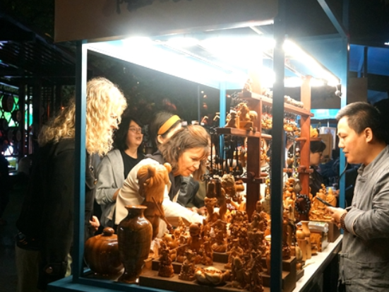 “不着集”文创市集热闹开市 匠心手作点亮索溪河畔