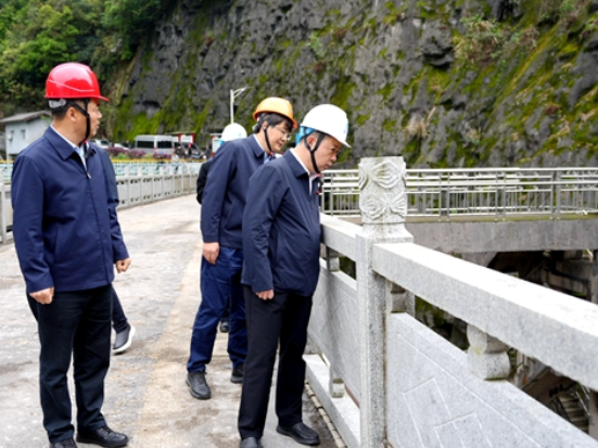 钟跃波带队调研全区防汛备汛及巡河工作