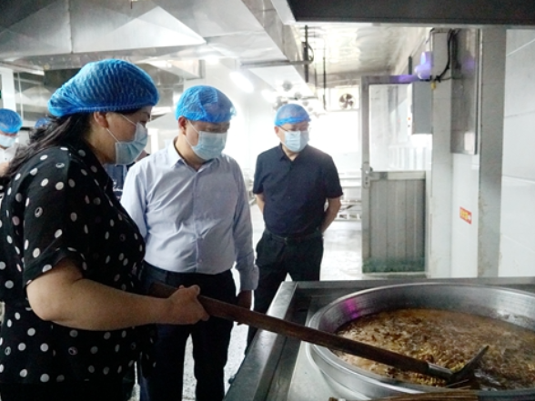 钟跃波调研督查“校园餐”工作