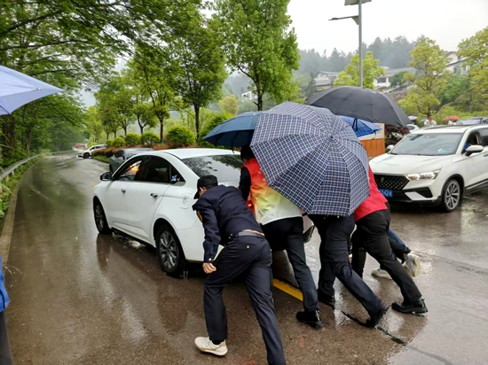 中湖乡工作人员帮助游客将没电车辆推至充电处 (1).jpg