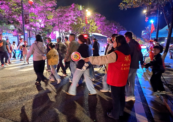 军地坪街道工作人员引导车辆和行人 (7).jpg