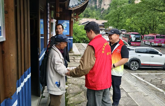协合乡工作人员帮助走散游客与家属汇合(1).jpg