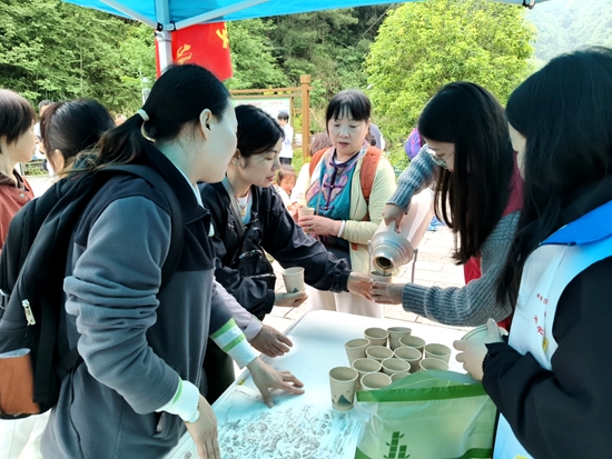 志愿者为游客提供姜茶，并提供免费旅游地图及路线讲解。 (1).jpg