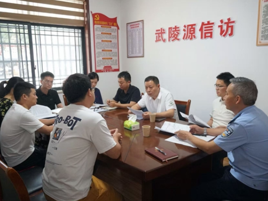钟跃波调研信访工作并接待来访群众