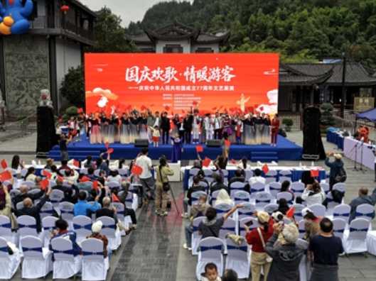 张家界武陵源：山水人文引客来 欢歌起舞迎国庆