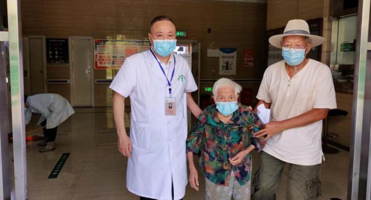 县民族中医医院：贴心护送九旬老人接种疫苗