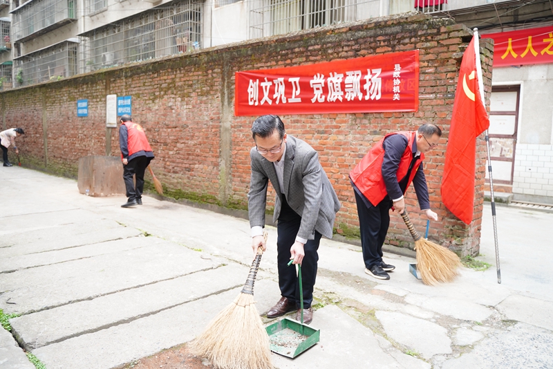爱国卫生大扫除刘登富+群众5.jpg 爱国卫生大扫除刘登富+群众5.jpg