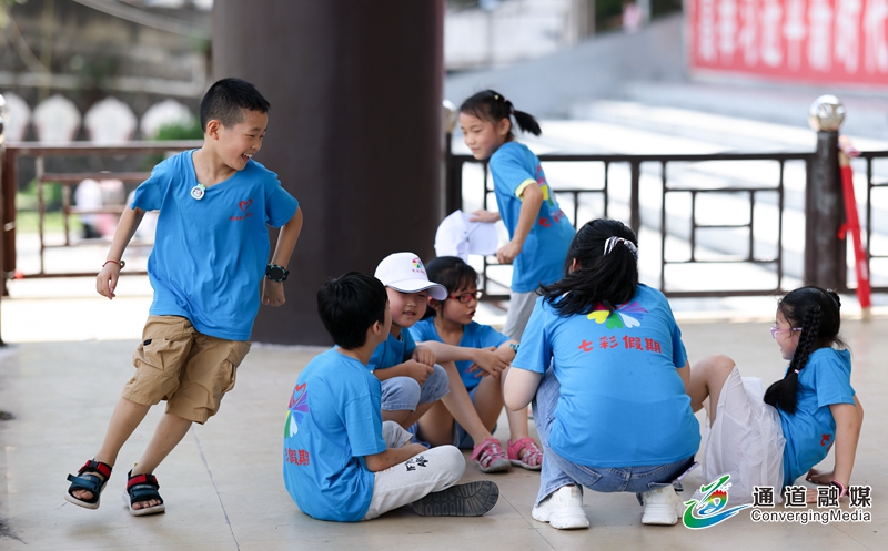 2022年7月11日，通道侗族自治县民族广场，大学生志愿者与留守儿童一起玩游戏。
暑期来临，为促进留守儿童健康发展，通道侗族自治县志愿者服务中心组织大学生志愿者下乡村、进社区开展关爱留守儿童活动，丰富留守儿童的假期生活。粟大陆 摄影报道