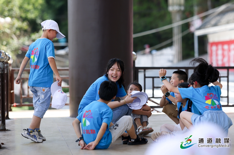 2022年7月11日，通道侗族自治县民族广场，大学生志愿者与留守儿童一起玩游戏。
暑期来临，为促进留守儿童健康发展，通道侗族自治县志愿者服务中心组织大学生志愿者下乡村、进社区开展关爱留守儿童活动，丰富留守儿童的假期生活。粟大陆 摄影报道