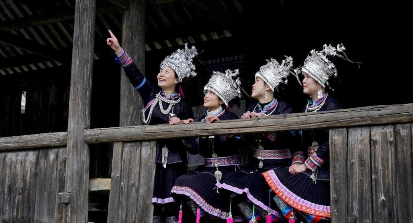 苗乡巨变焕新颜，群众走上幸福路