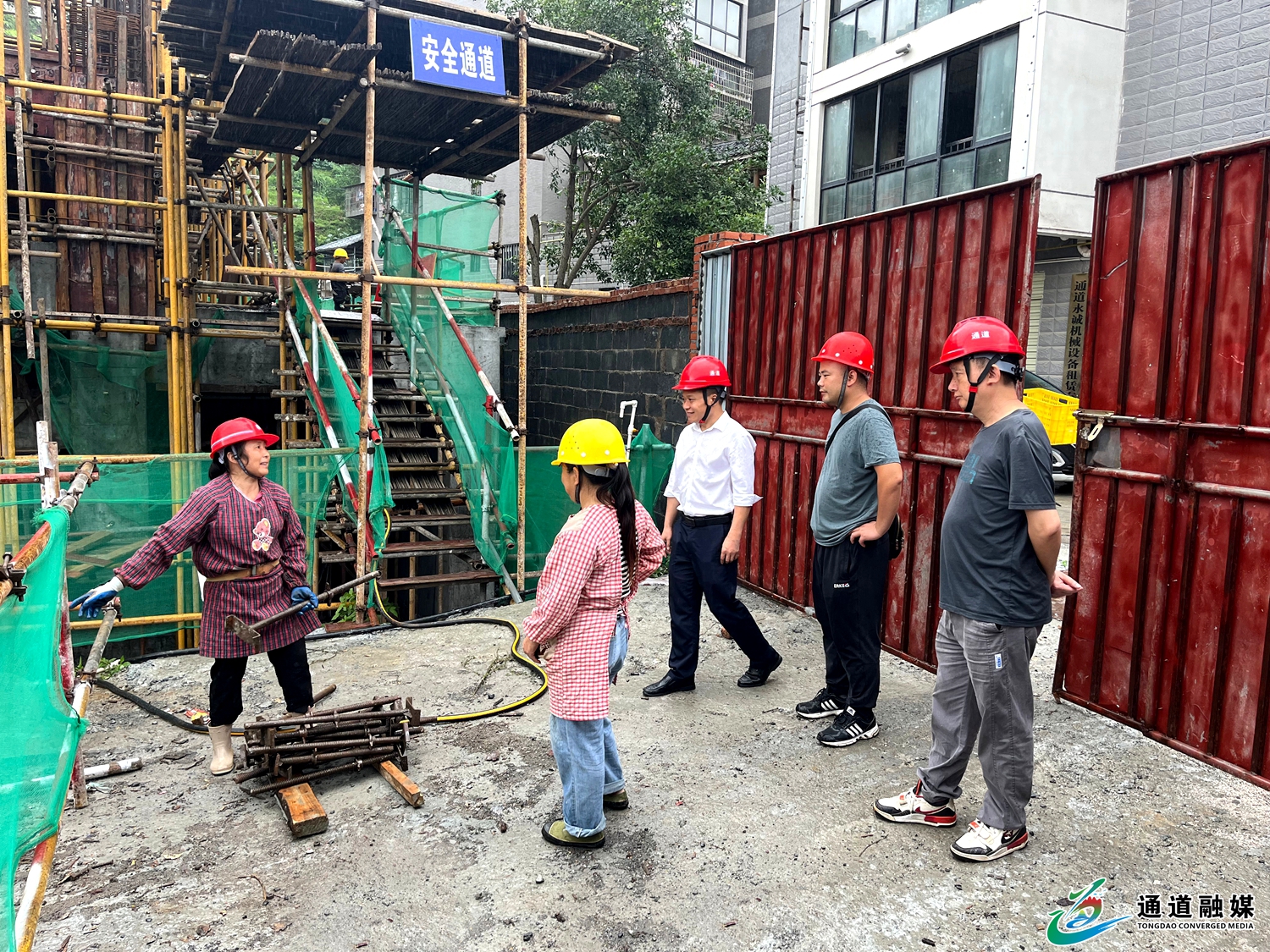建筑工地现场与作业人员讲解汛期重要防范措施.jpg