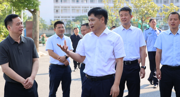 覃歇民调研高考备考情况和校园安全工作