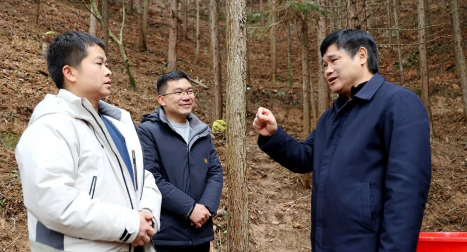 覃歇民到大高坪苗族乡调研