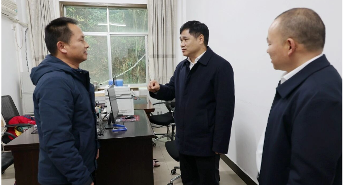 覃歇民到部分县直单位走访调研