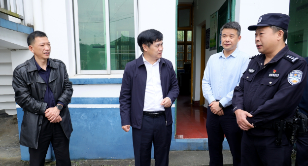 覃歇民调研基层公安派出所改造升级工作