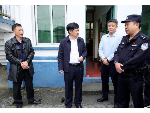 覃歇民调研基层公安派出所改造升级工作