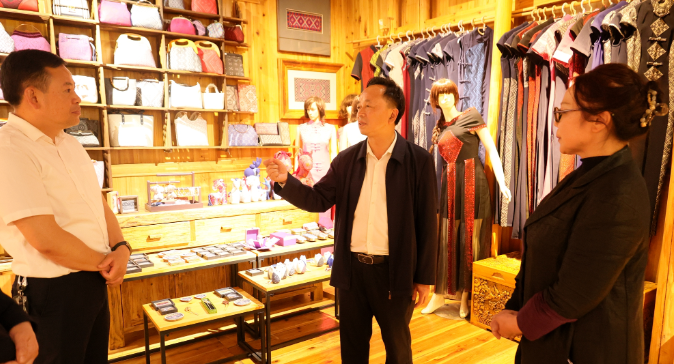 田刚专题调研侗锦产业发展工作