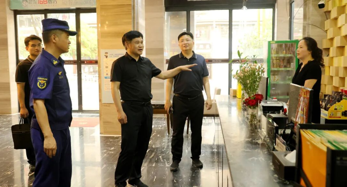 覃歇民以“四不两直”方式督导检查双江镇安全生产工作