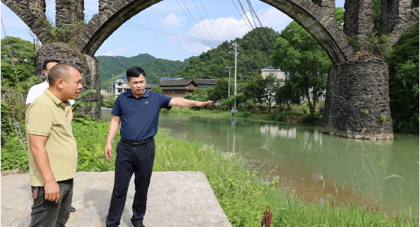 覃歇民督导检查安全生产和乡村振兴工作