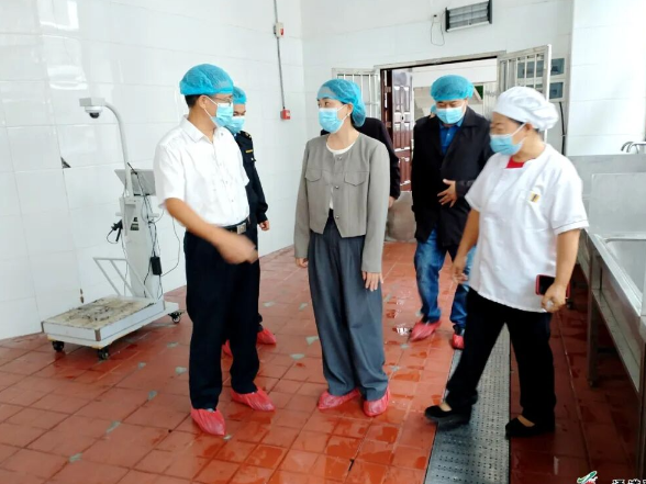 夏华督导校园食品安全工作