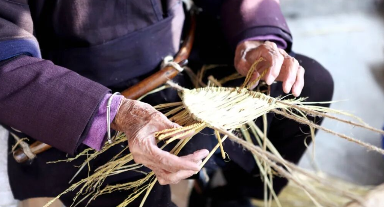 稻草变财富 草鞋“编”出增收新路