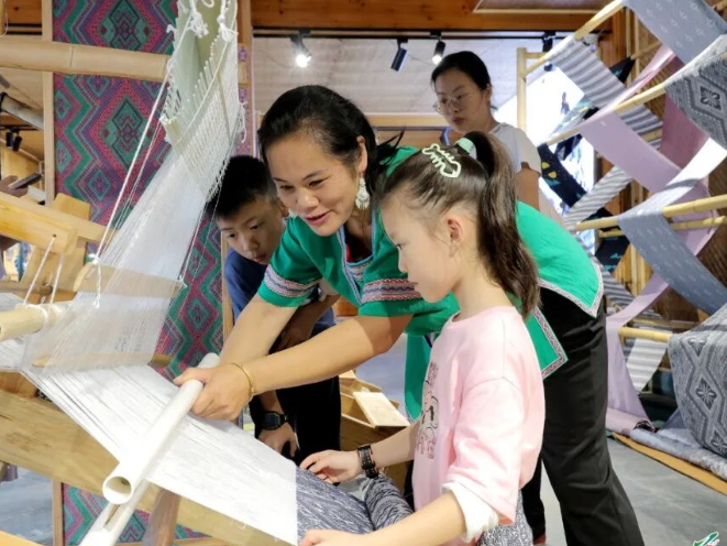 国庆旅游热潮涌动，民俗风情魅力尽显！