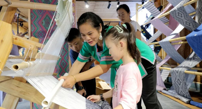 国庆旅游热潮涌动，民俗风情魅力尽显！