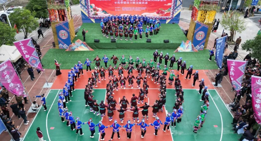 大高坪苗族乡：芦笙吹响幸福曲，盛装舞动新时代