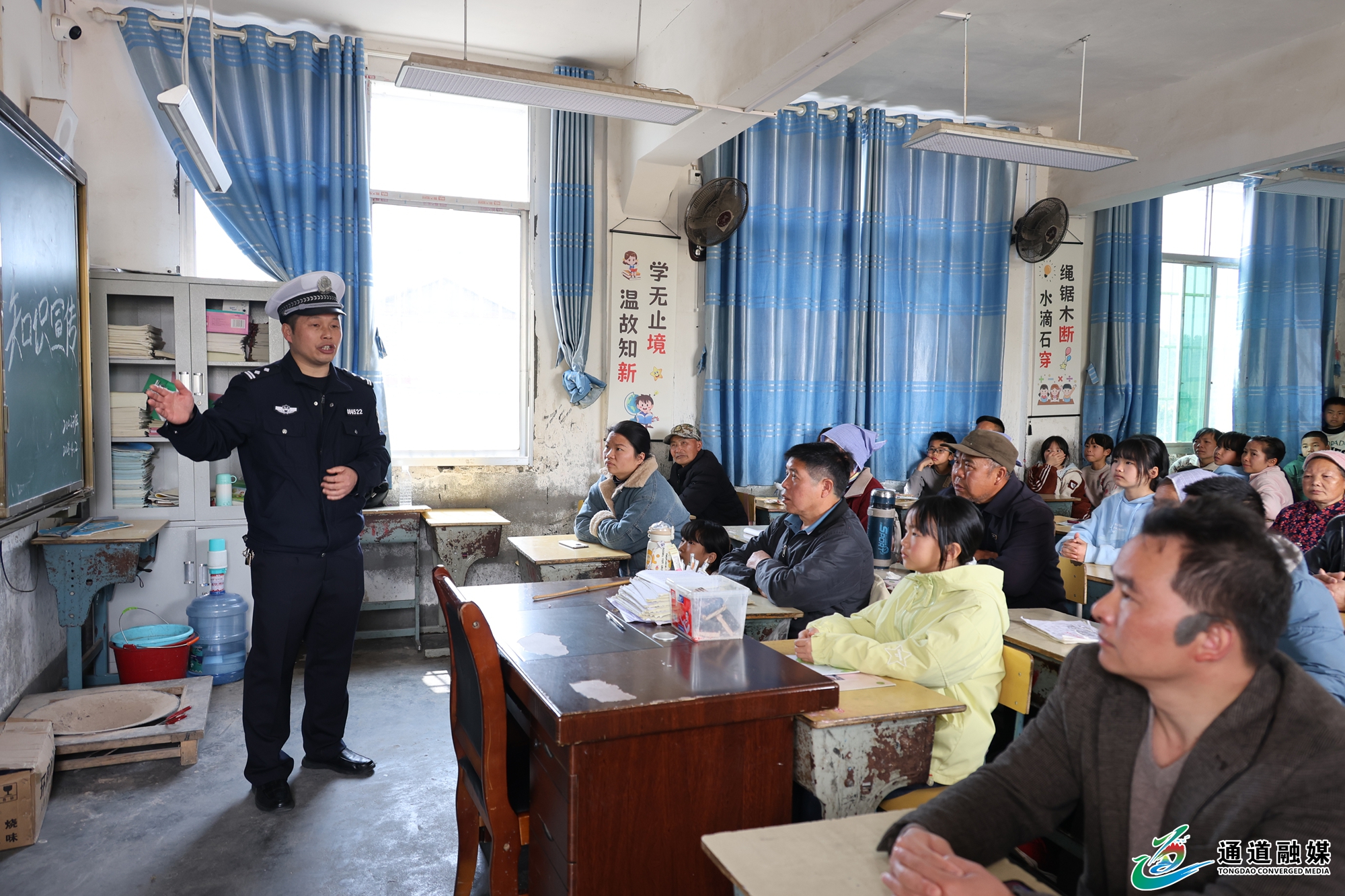 交通安全宣讲进课堂+寓教于乐话安全+(3).JPG
