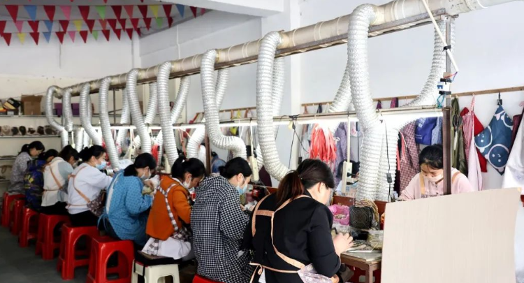首饰品加工厂 托起家门口就业“春天”