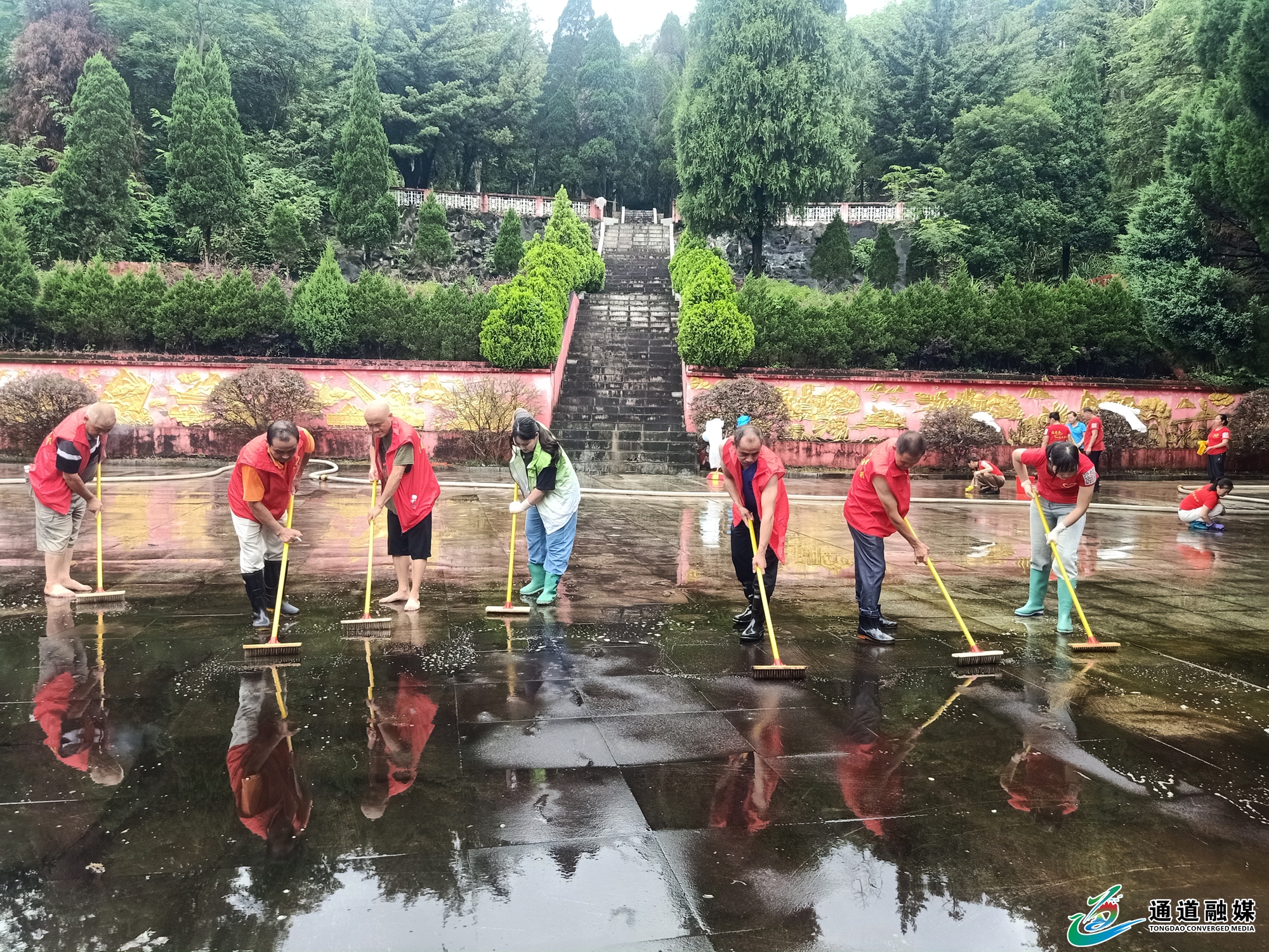 各界合力清理烈士陵园+雨后重焕庄严+(1).jpg