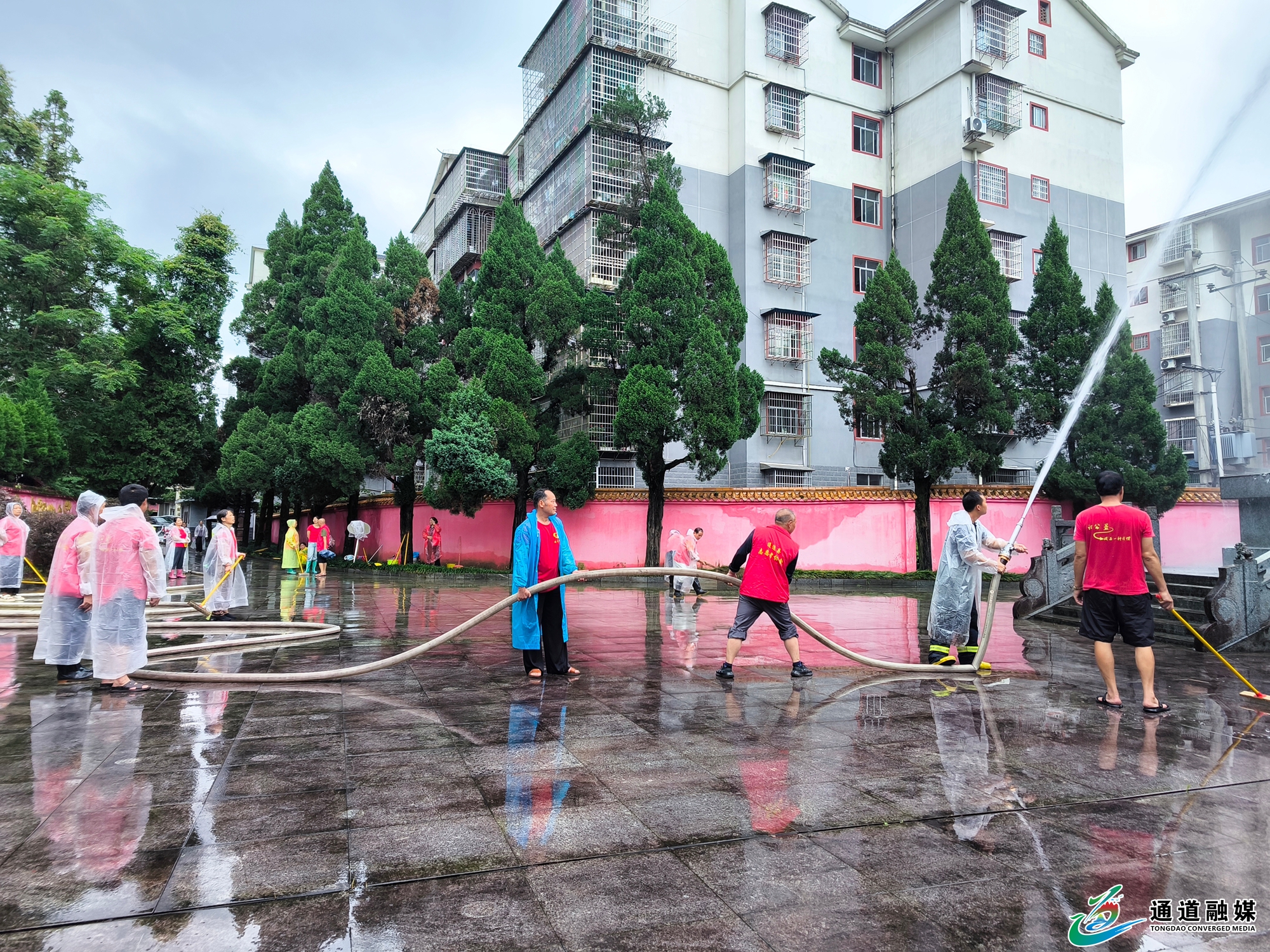 各界合力清理烈士陵园+雨后重焕庄严.jpg