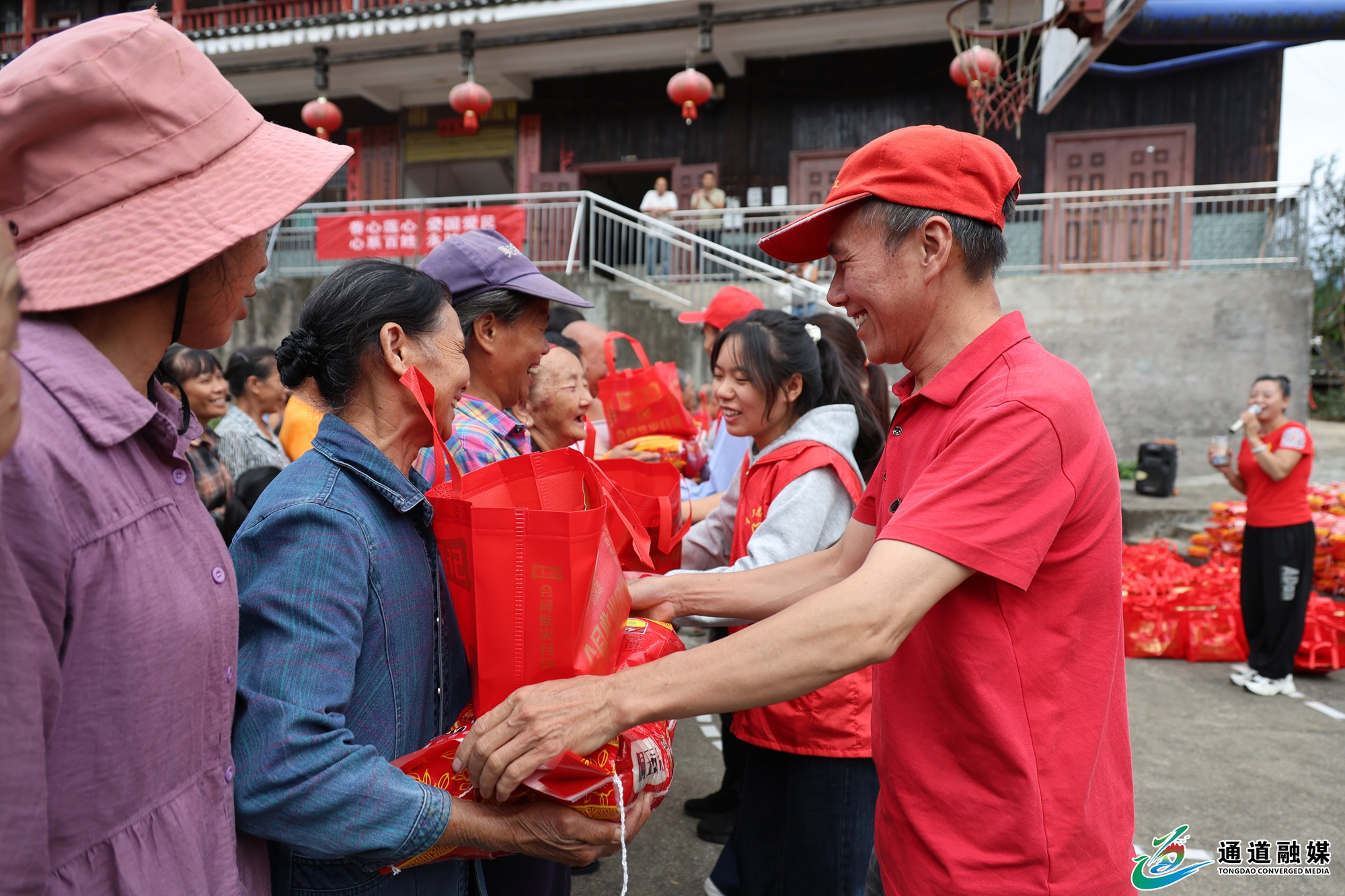 “善心莲心”通道公益行+(7).JPG