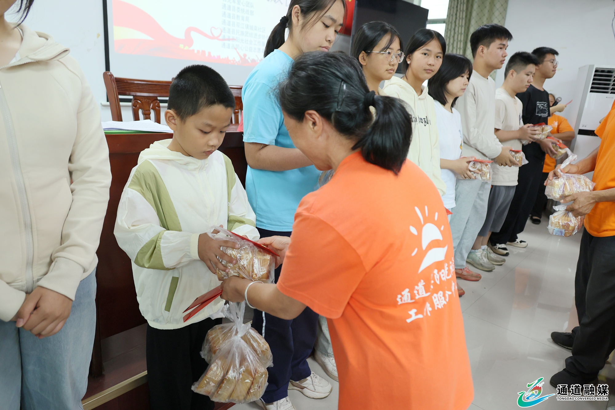 爱心助学暖人心+照亮学子求学路+(3).JPG