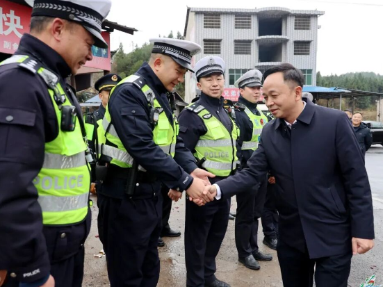 大年初一 田刚带队走访慰问在岗值班值守人员