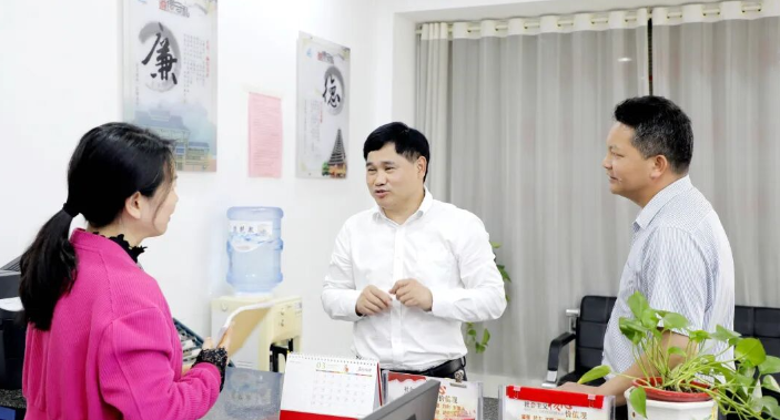 覃歇民走访调研部分群团组织