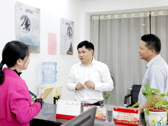 覃歇民走访调研部分群团组织