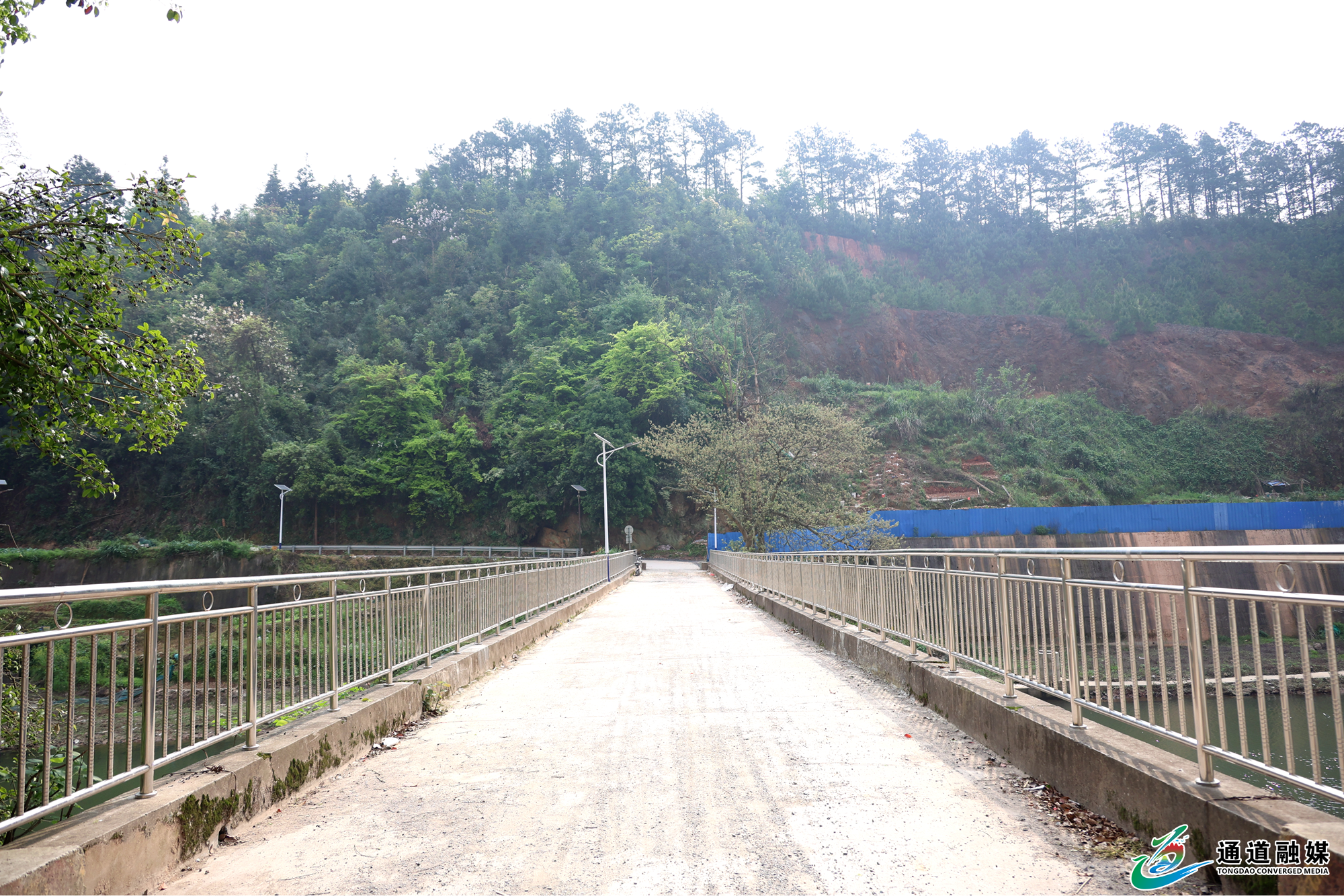 爱心护学修护栏+通道思源学校赠锦旗致谢春江赋+(1).png 爱心护学修护栏+通道思源学校赠锦旗致谢春江赋+(1).png