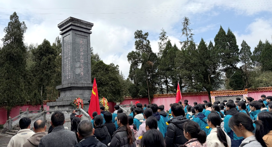 县职业总校：党建带团建 清明祭英烈